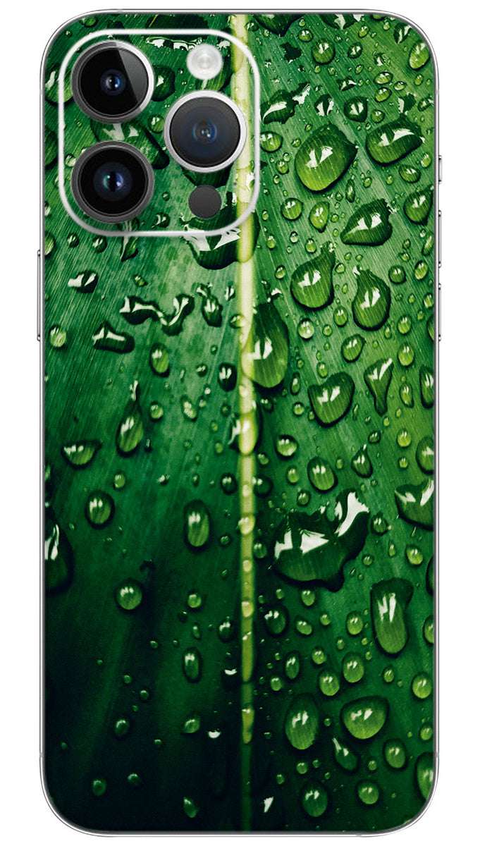 Water droplets on a leaf Mobile Skin Wrap
